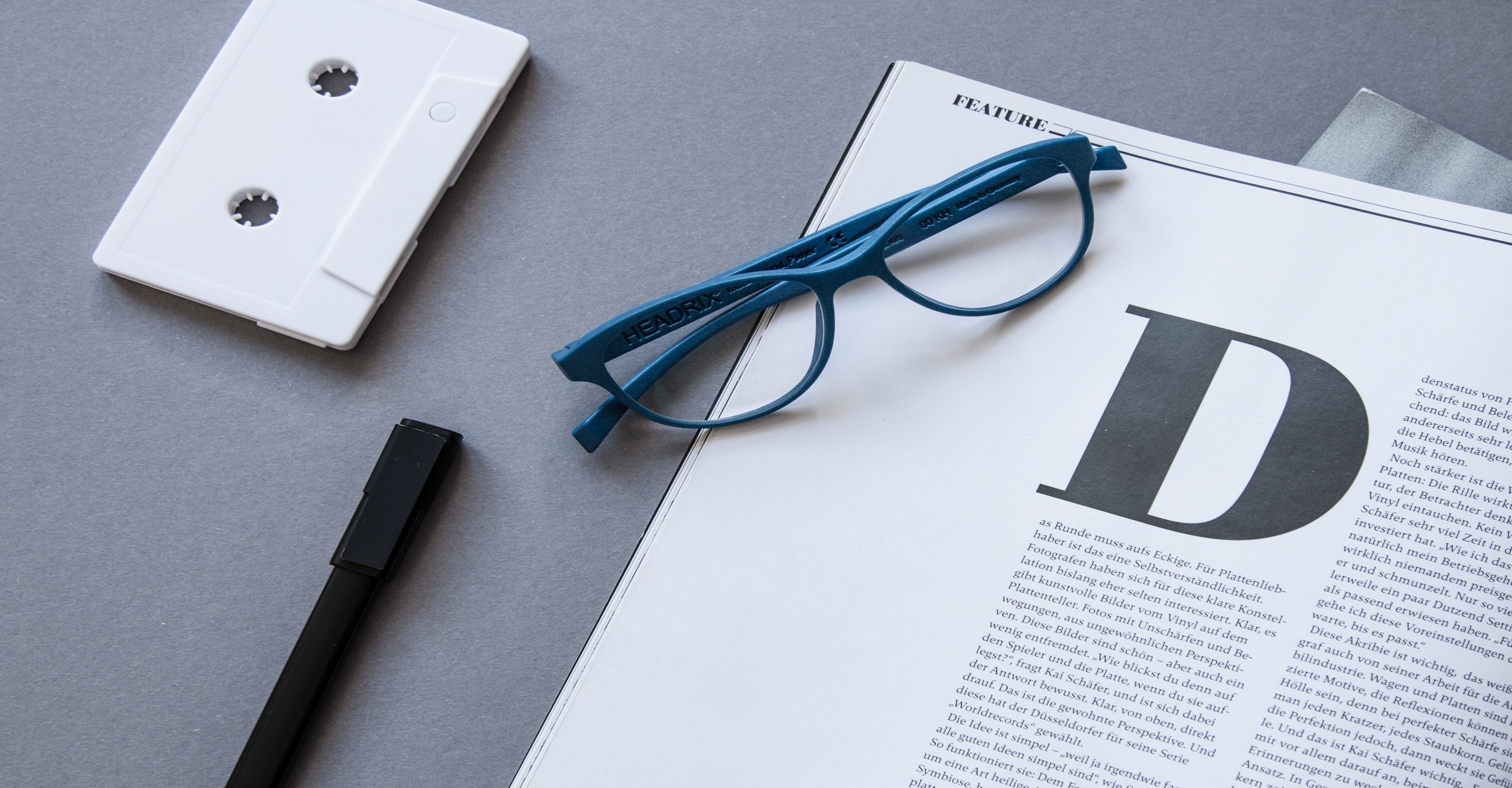 Brille mit Tape und Zeitschrift - Lesebrille von HEADRIX
